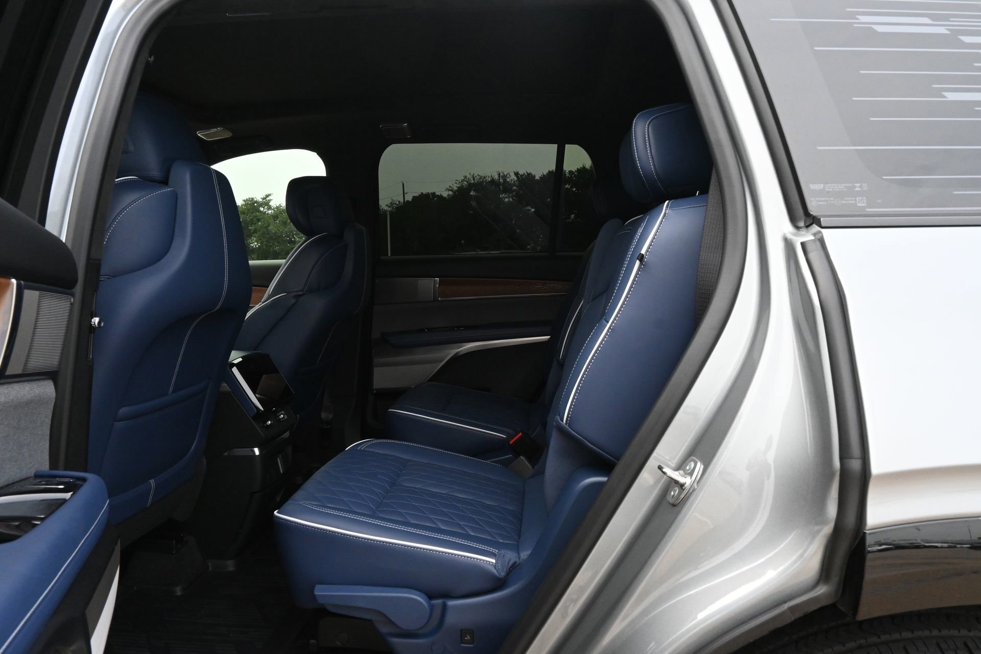 Used 2026 Cadillac Vistiq Premium Luxury w/ LPO, Floor Liner Package AWD/4WD image 19