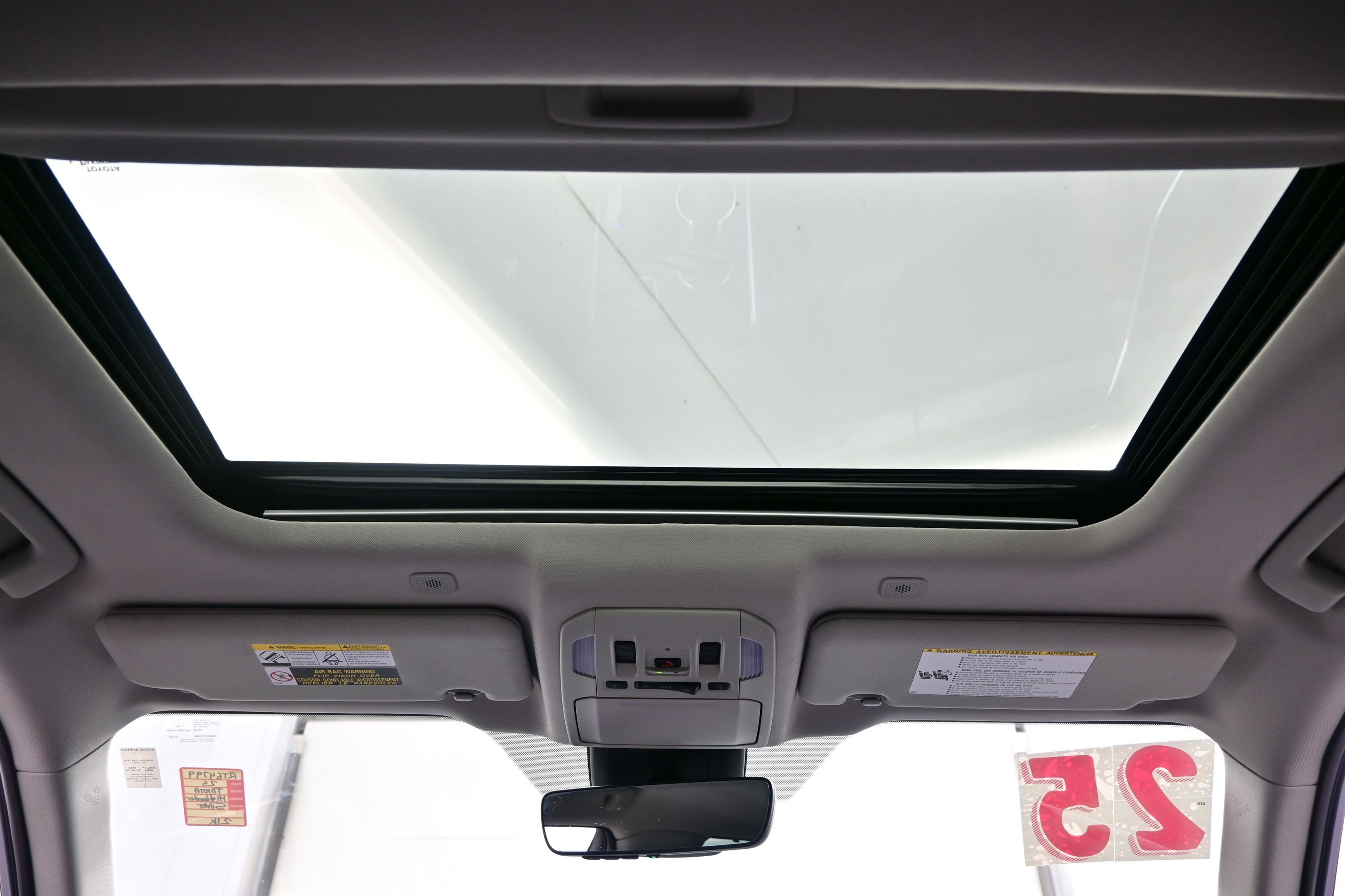 Used 2025 Toyota Highlander XLE AWD/4WD image 19