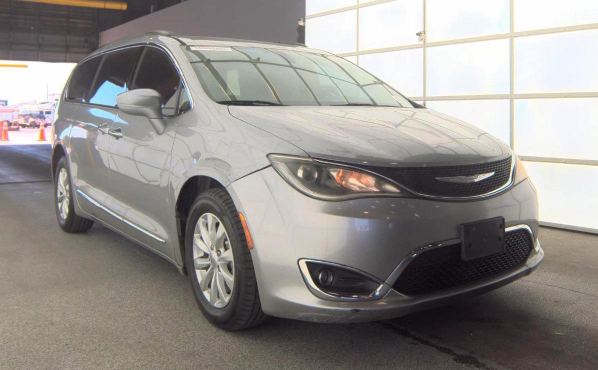 Used 2017 Chrysler Pacifica Touring-L FWD image 3