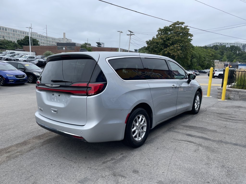 Used 2024 Chrysler Pacifica Touring-L FWD image 8