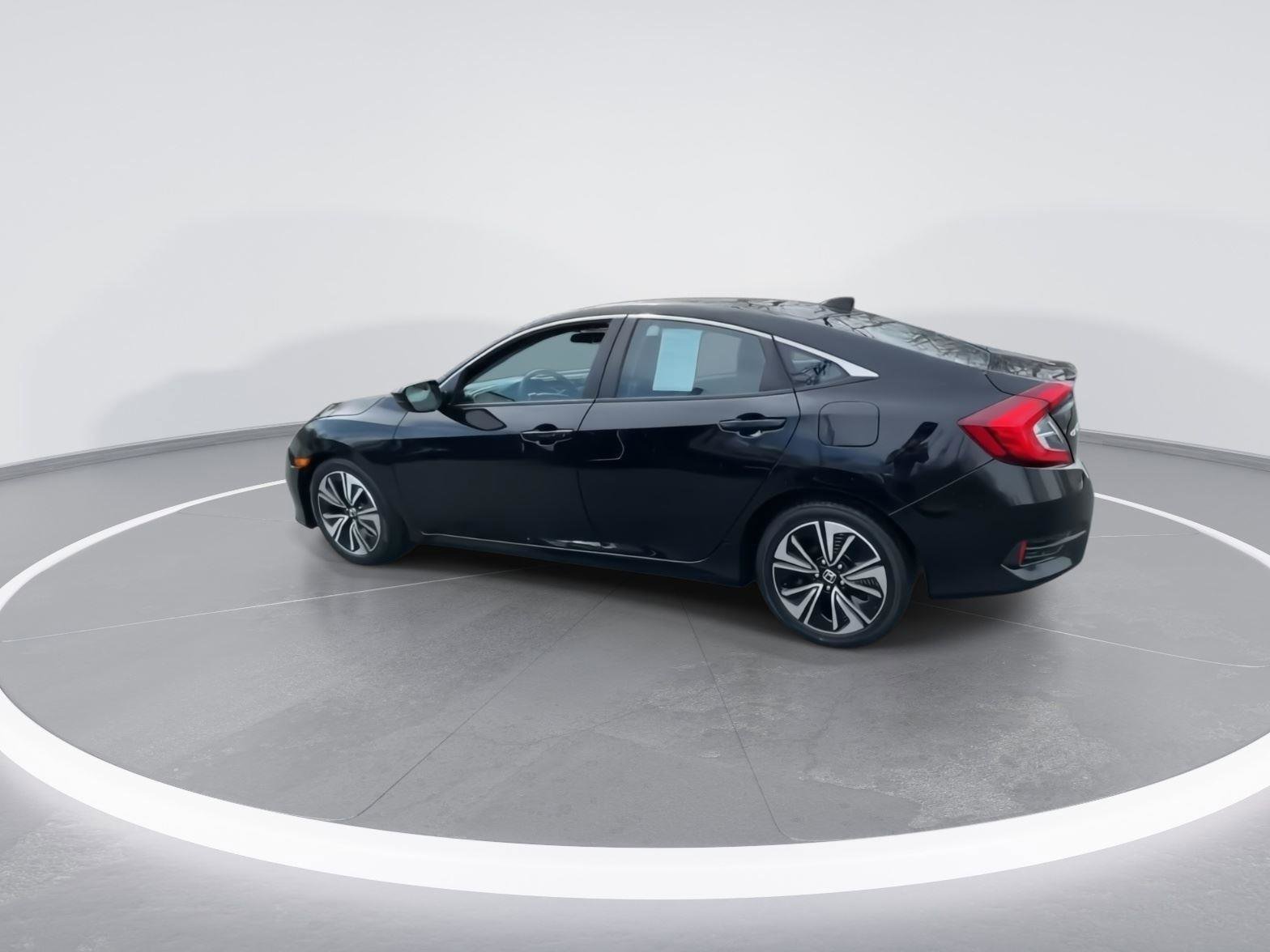 Used 2017 Honda Civic EX-T image 2
