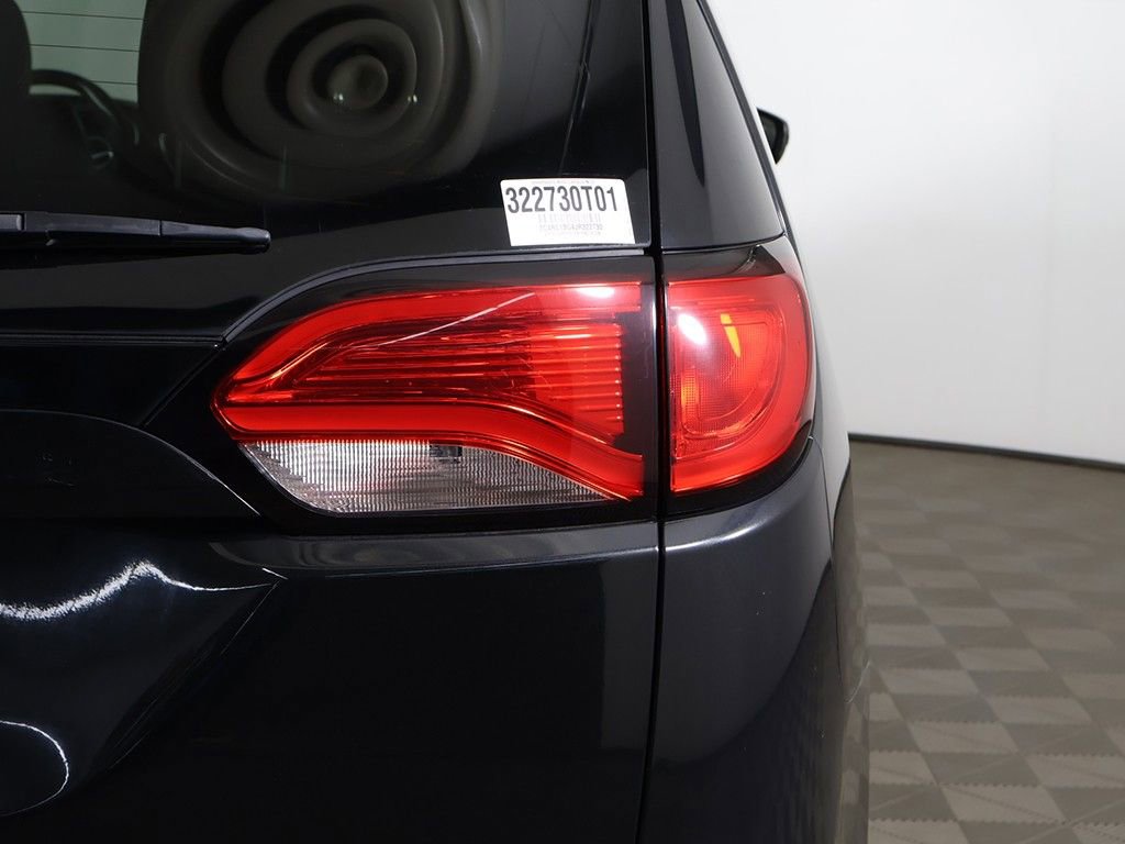 Used 2018 Chrysler Pacifica Touring-L FWD image 16