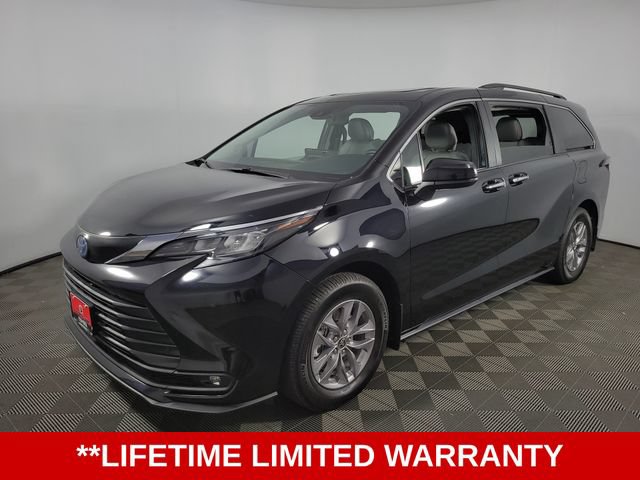 Used 2025 Toyota Sienna XLE w/ XLE Plus Package FWD image 3