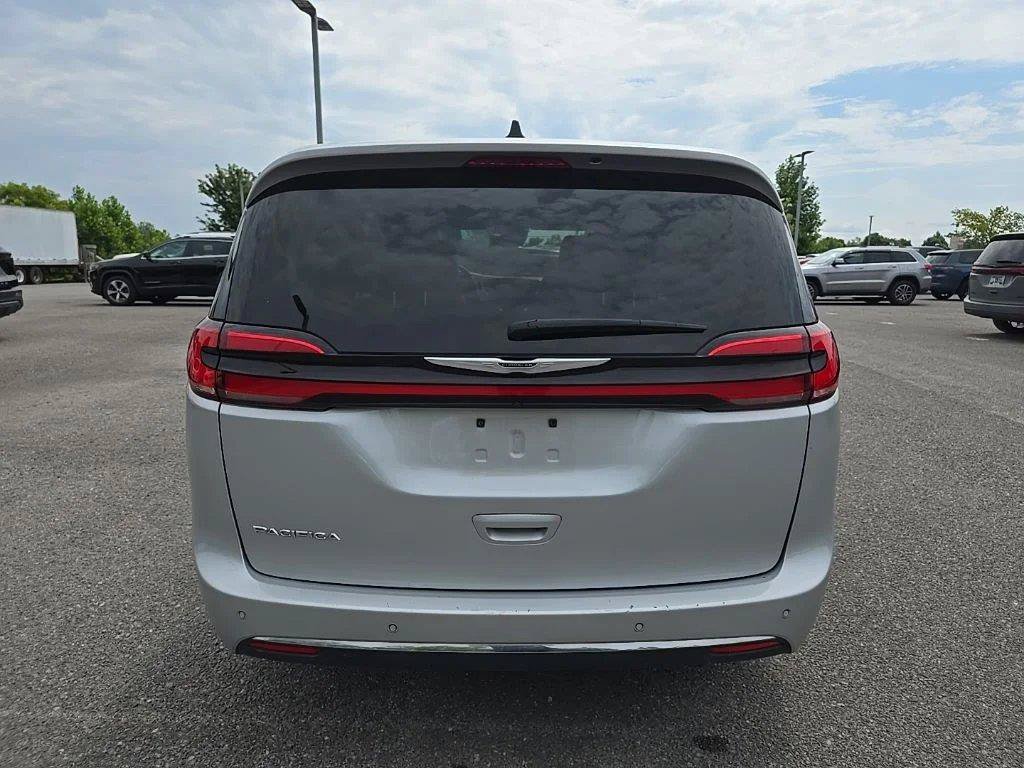 Used 2024 Chrysler Pacifica Touring-L FWD image 6