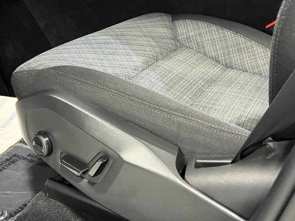 Used 2022 Volvo XC60 B5 Momentum image 23