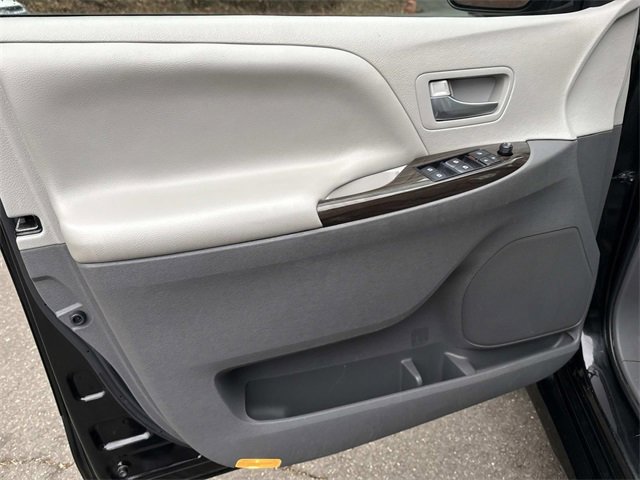 Used 2020 Toyota Sienna XLE image 8