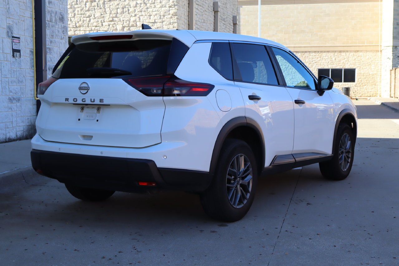 Used 2024 Nissan Rogue S FWD image 3