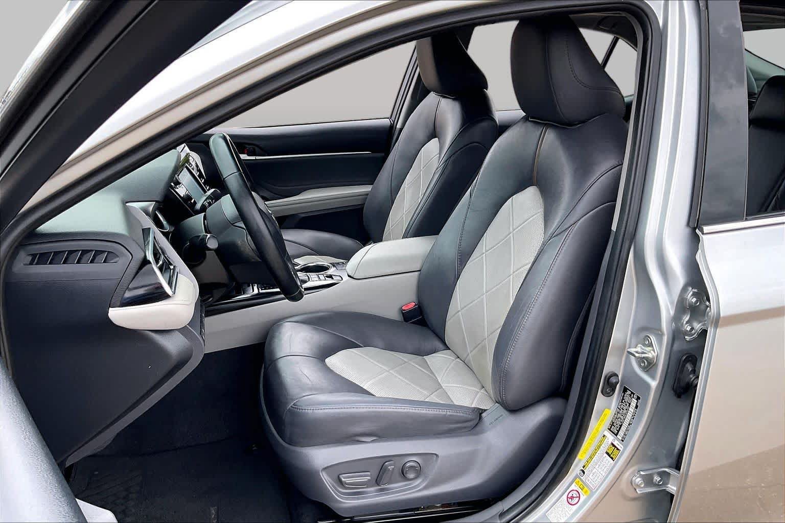 Used 2018 Toyota Camry XLE FWD image 8