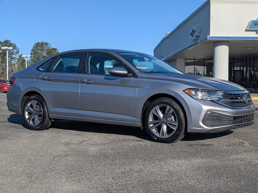 Used 2024 Volkswagen Jetta SE image 2