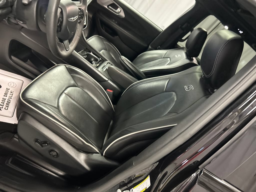 Used 2025 Chrysler Pacifica Premium FWD image 12