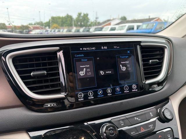Used 2018 Chrysler Pacifica Touring-L w/ Tire & Wheel Group FWD image 9