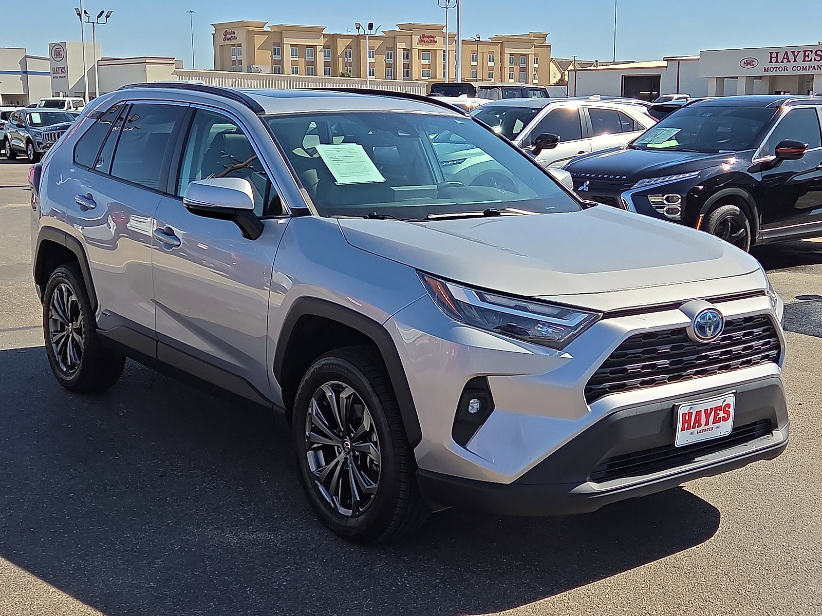 Used 2022 Toyota RAV4 XLE Premium AWD/4WD image 5