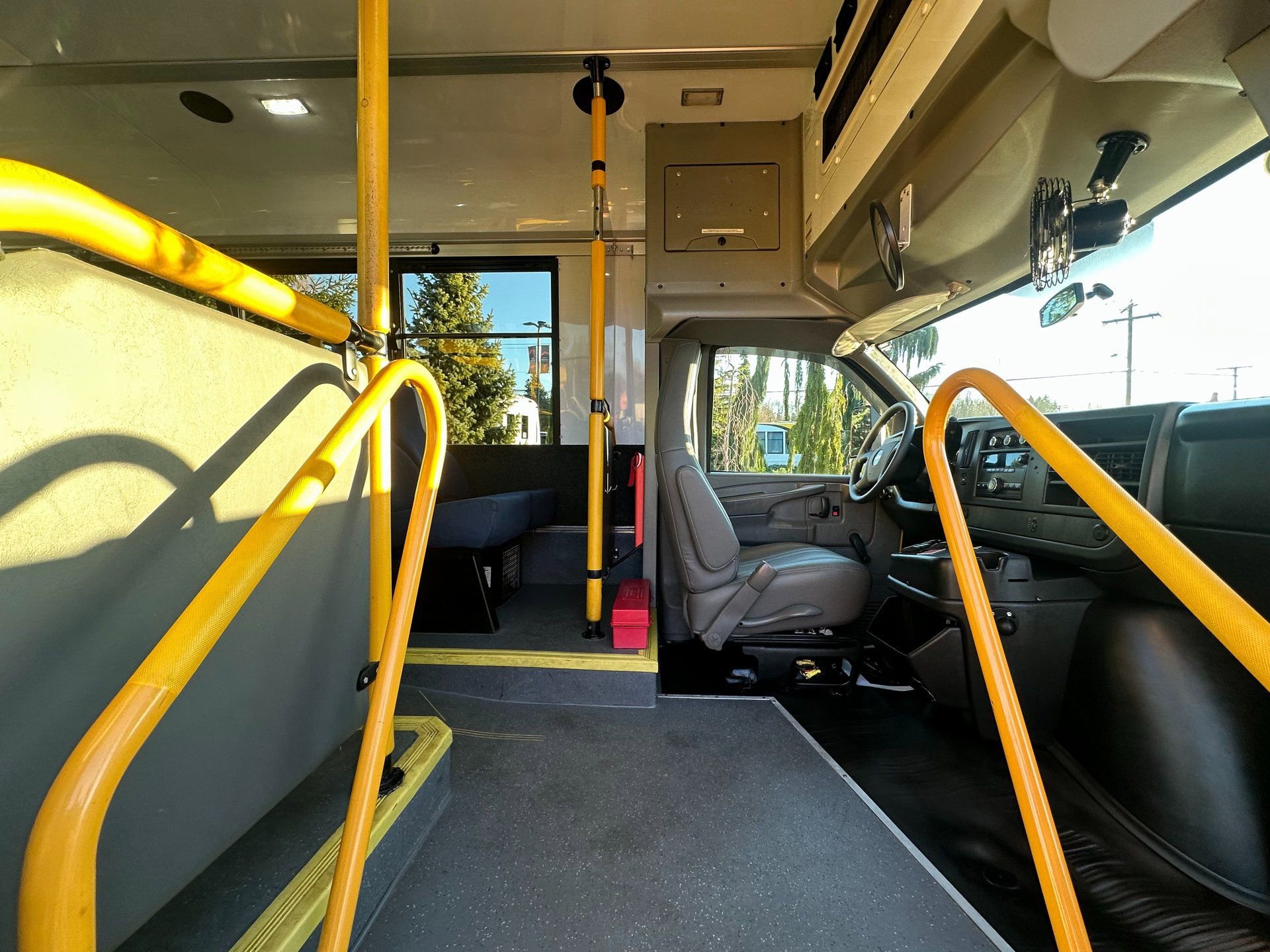 Used 2014 Chevrolet Express 4500 image 10