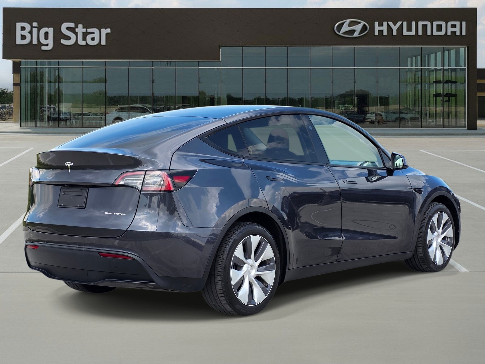 Used 2024 Tesla Model Y Long Range AWD/4WD image 4