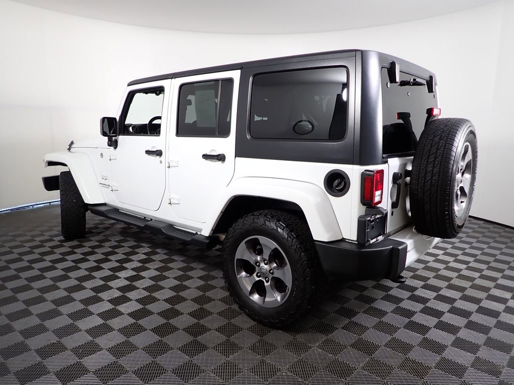 Used 2016 Jeep Wrangler Unlimited Sahara w/ Connectivity Group AWD/4WD image 11