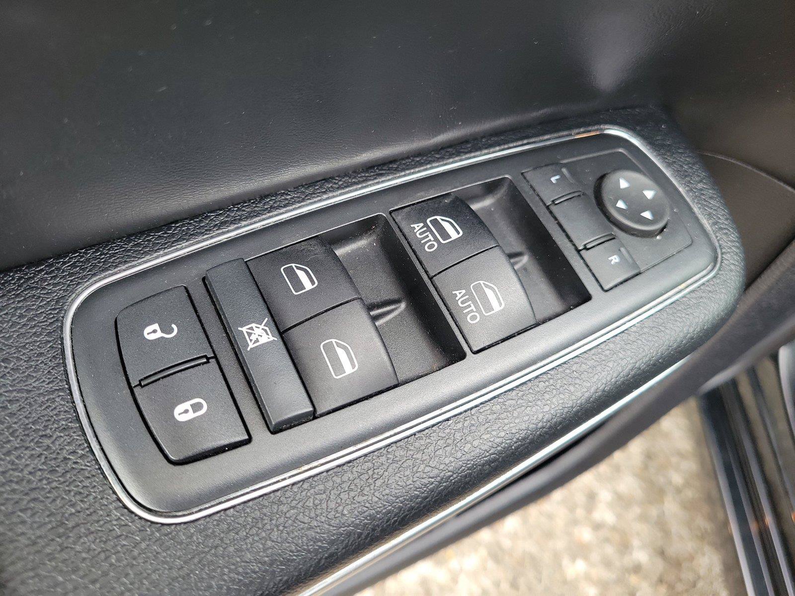 Used 2016 Chrysler 300 Limited RWD image 19