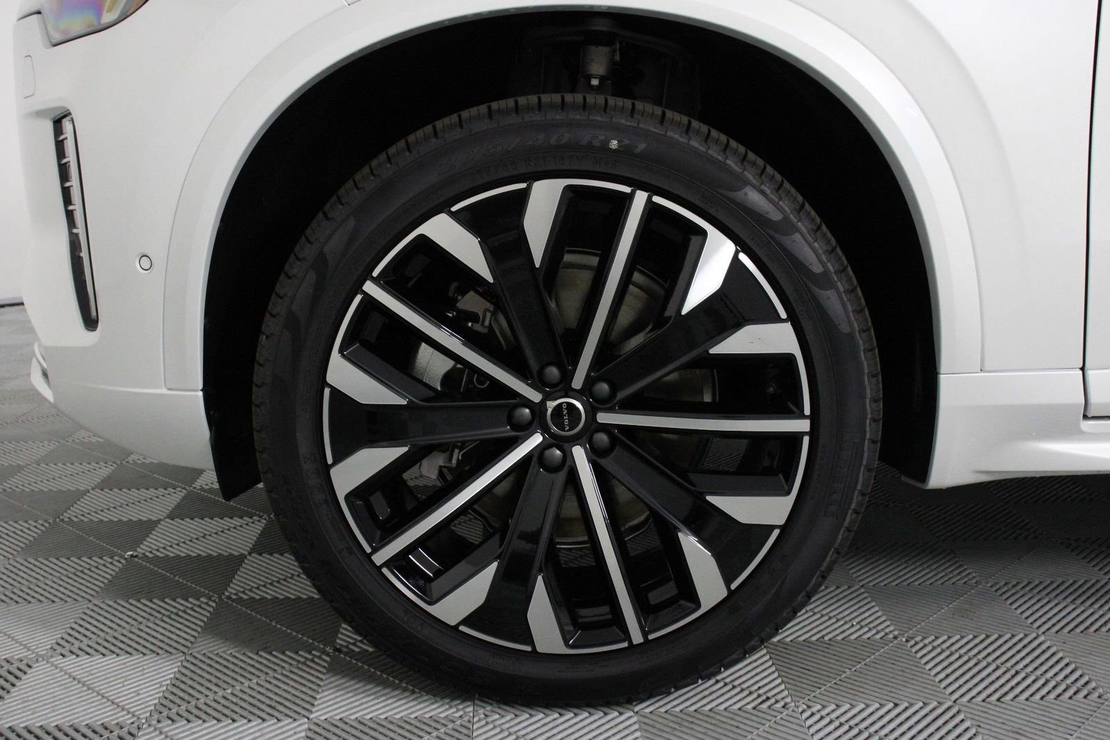 New 2025 Volvo XC90 B6 Plus image 13