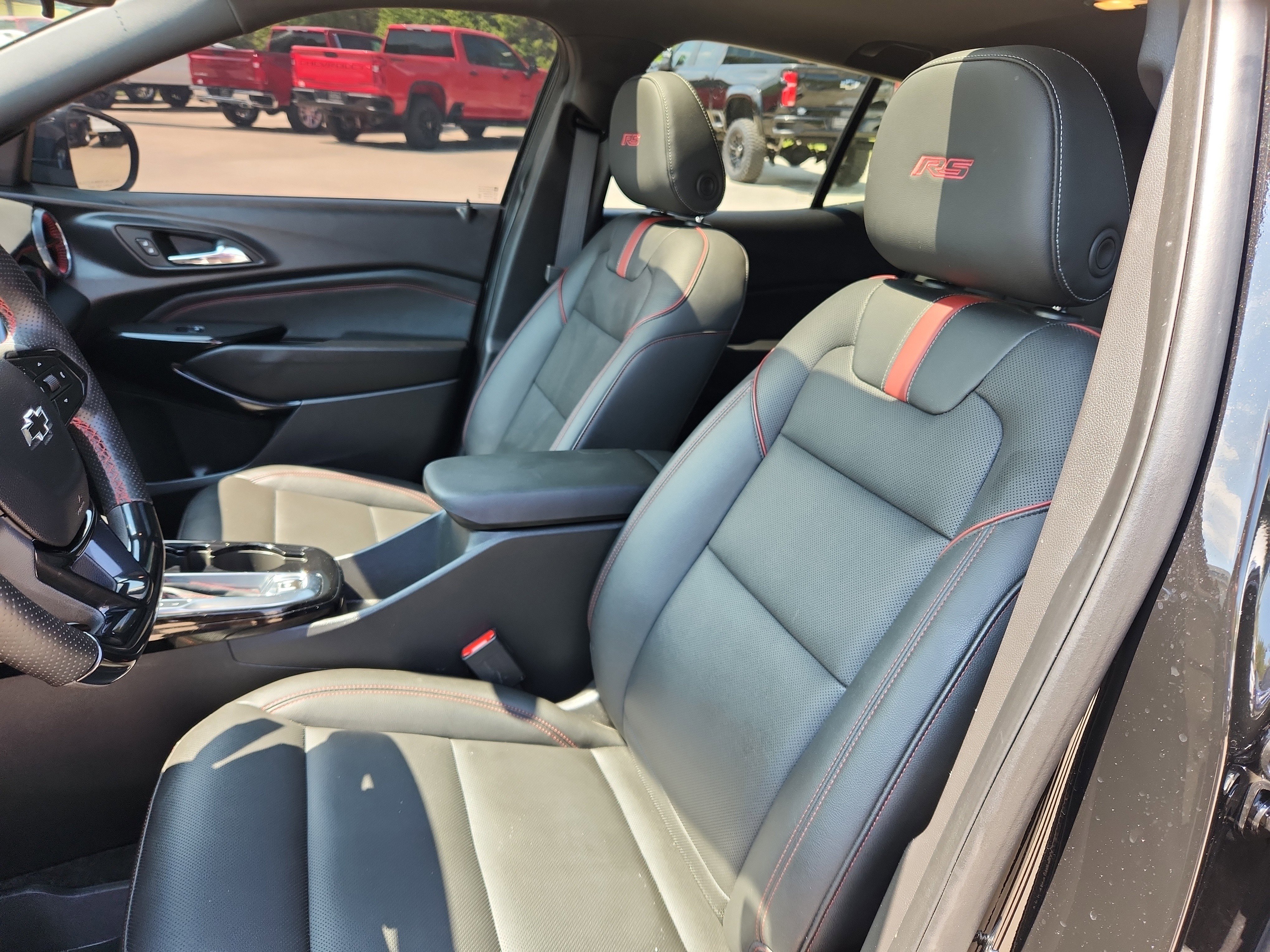 Used 2025 Chevrolet Trax RS w/ Sunroof Package FWD image 22