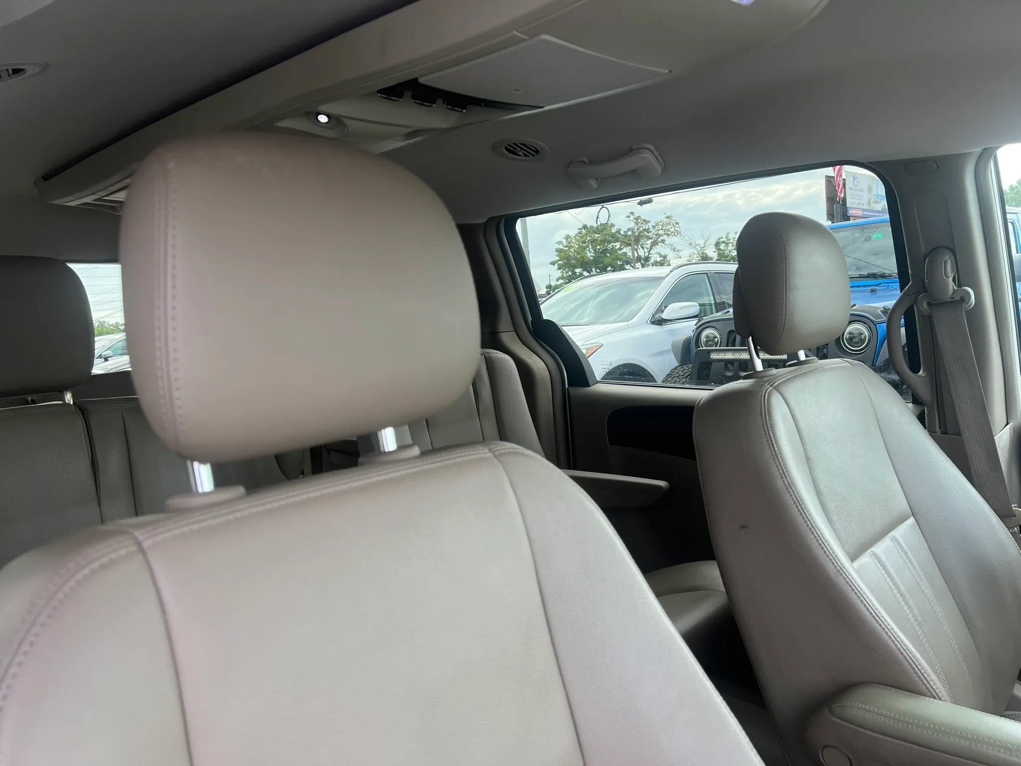 Used 2013 Chrysler Town & Country Touring FWD image 18