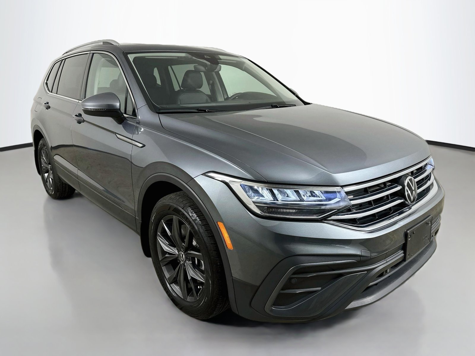 Certified 2024 Volkswagen Tiguan SE w/ Panoramic Sunroof Package AWD/4WD image 3