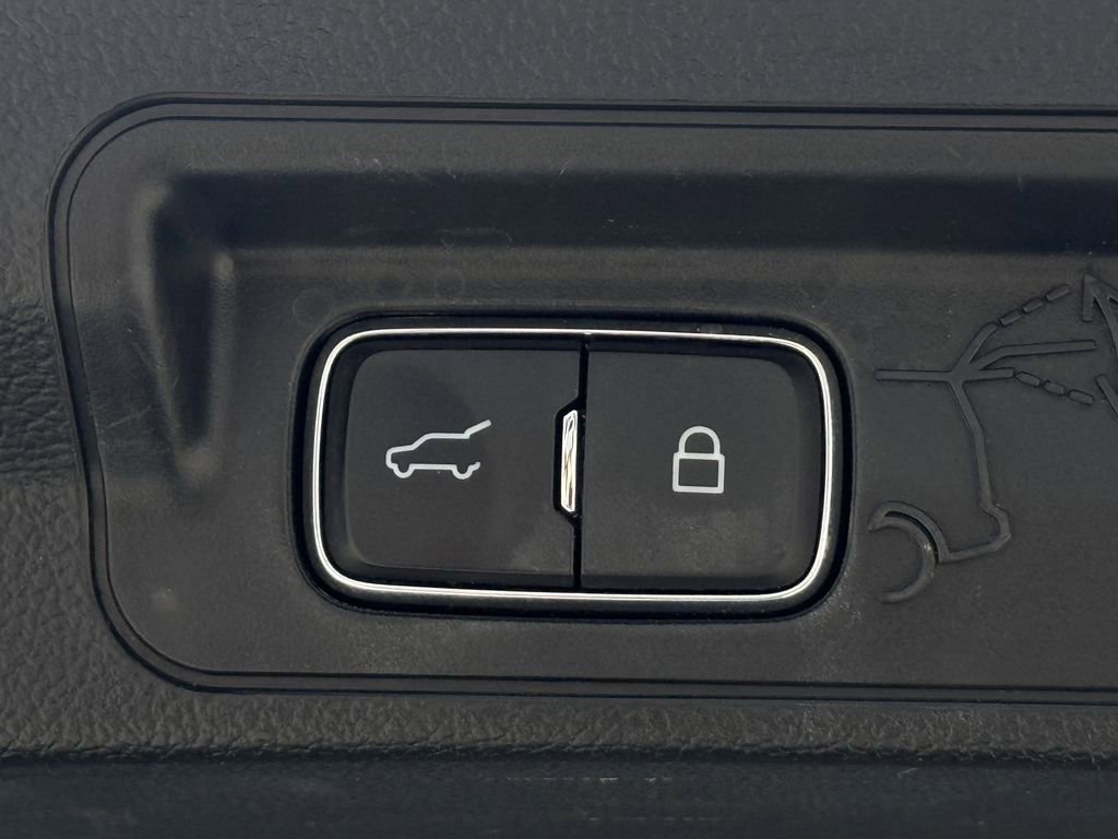 Used 2023 Ford Explorer Limited image 32