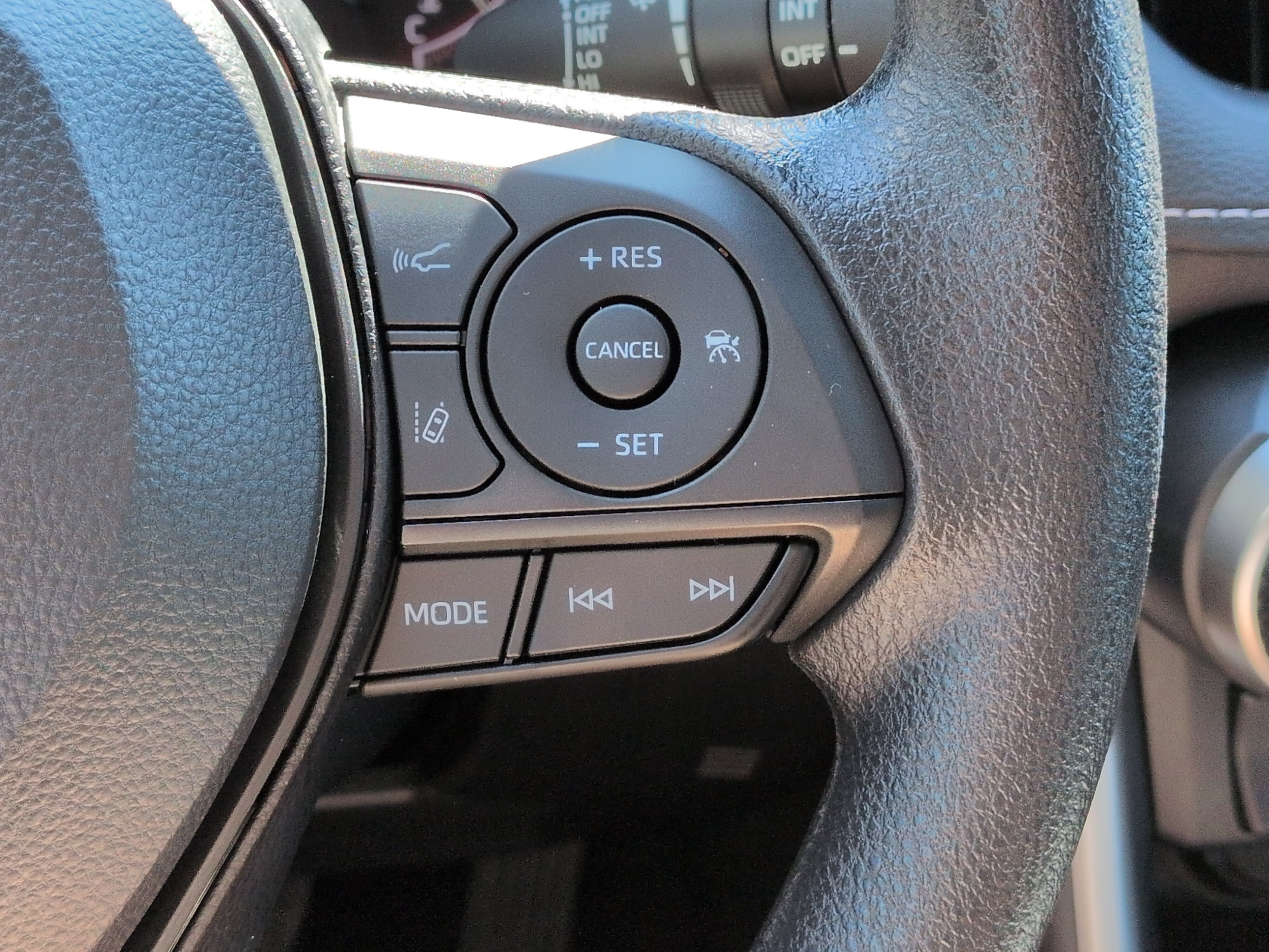 Used 2025 Toyota RAV4 XLE w/ Convenience Package FWD image 24