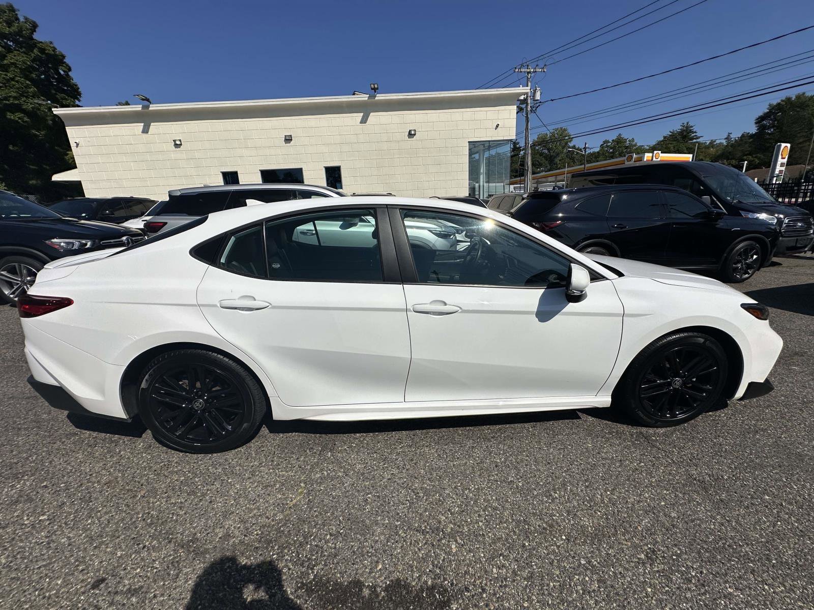 Used 2025 Toyota Camry SE image 2