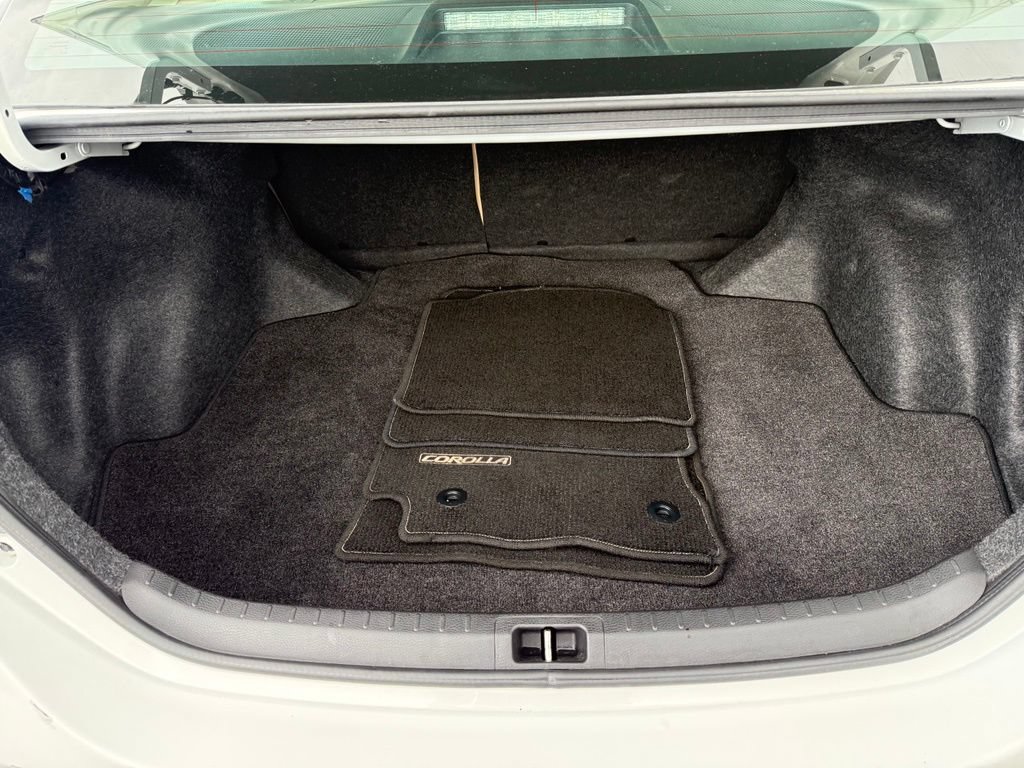 Used 2017 Toyota Corolla LE w/ Carpet Mat Package (TMS) FWD image 32
