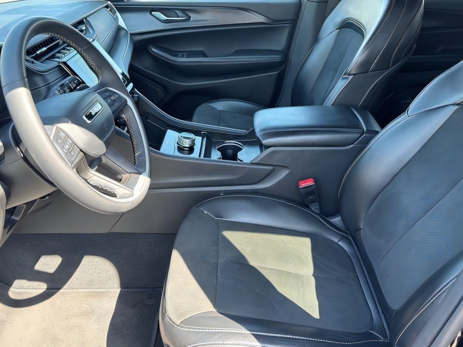 Used 2025 Jeep Grand Cherokee Altitude AWD/4WD image 22