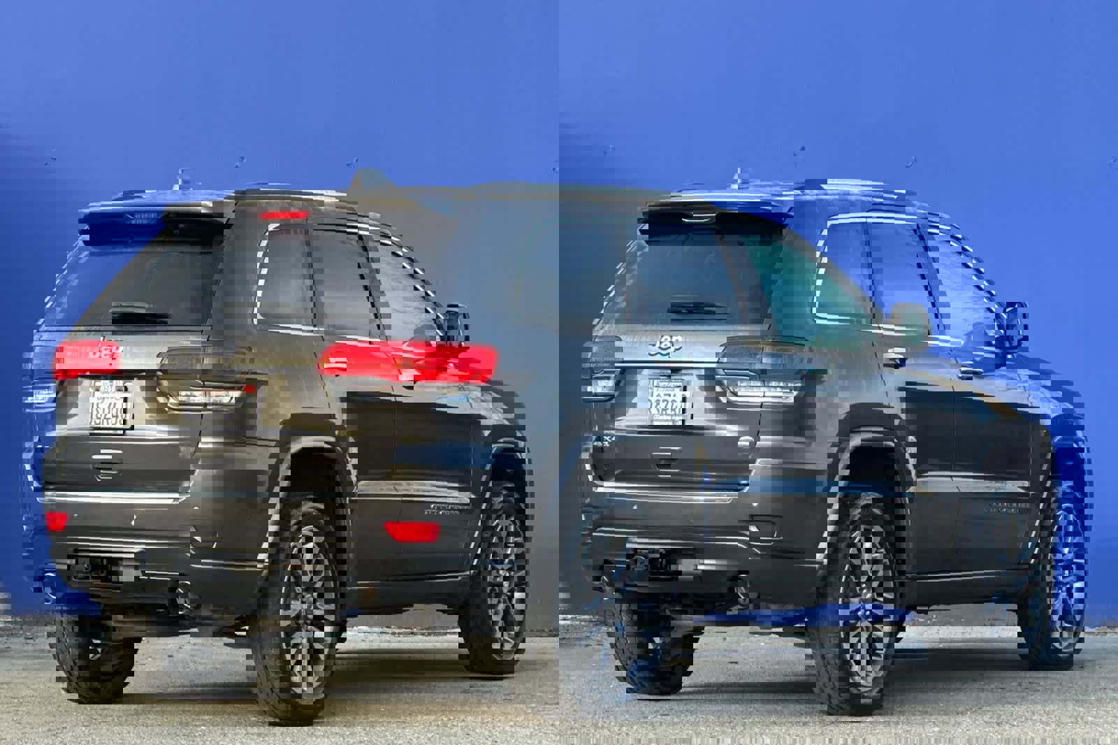 Used 2017 Jeep Grand Cherokee Overland w/ Jeep Active Safety Group image 3