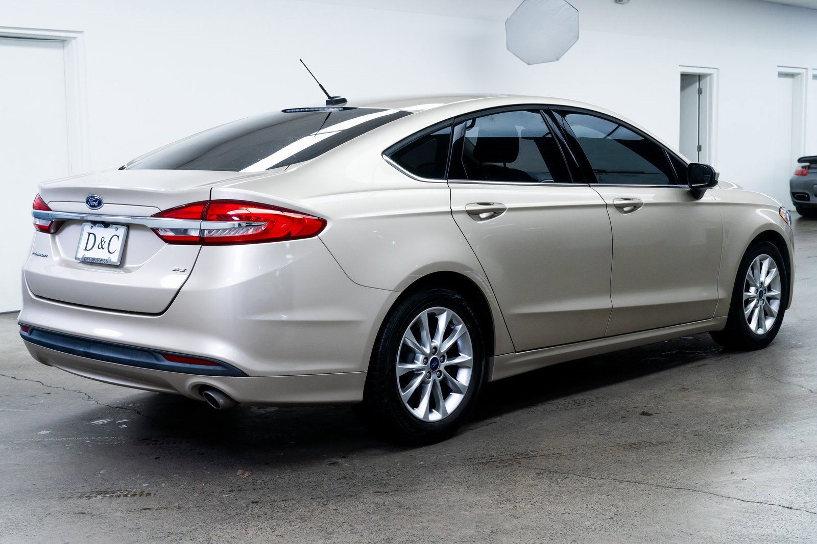 Used 2017 Ford Fusion SE image 6