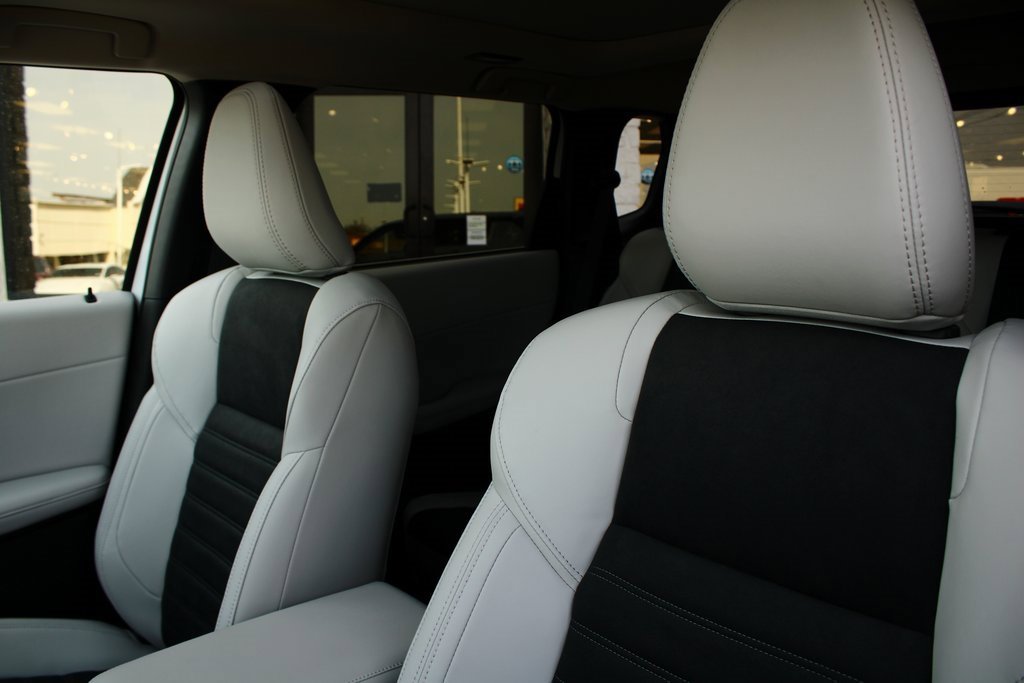 New 2025 Mitsubishi Outlander SE image 14