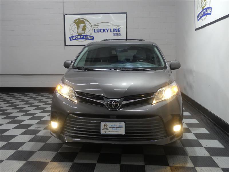 Used 2018 Toyota Sienna XLE Premium w/ Cargo Management Package image 3