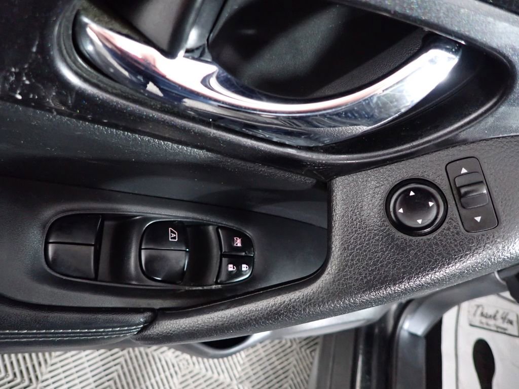 Used 2017 Nissan Rogue SV image 20