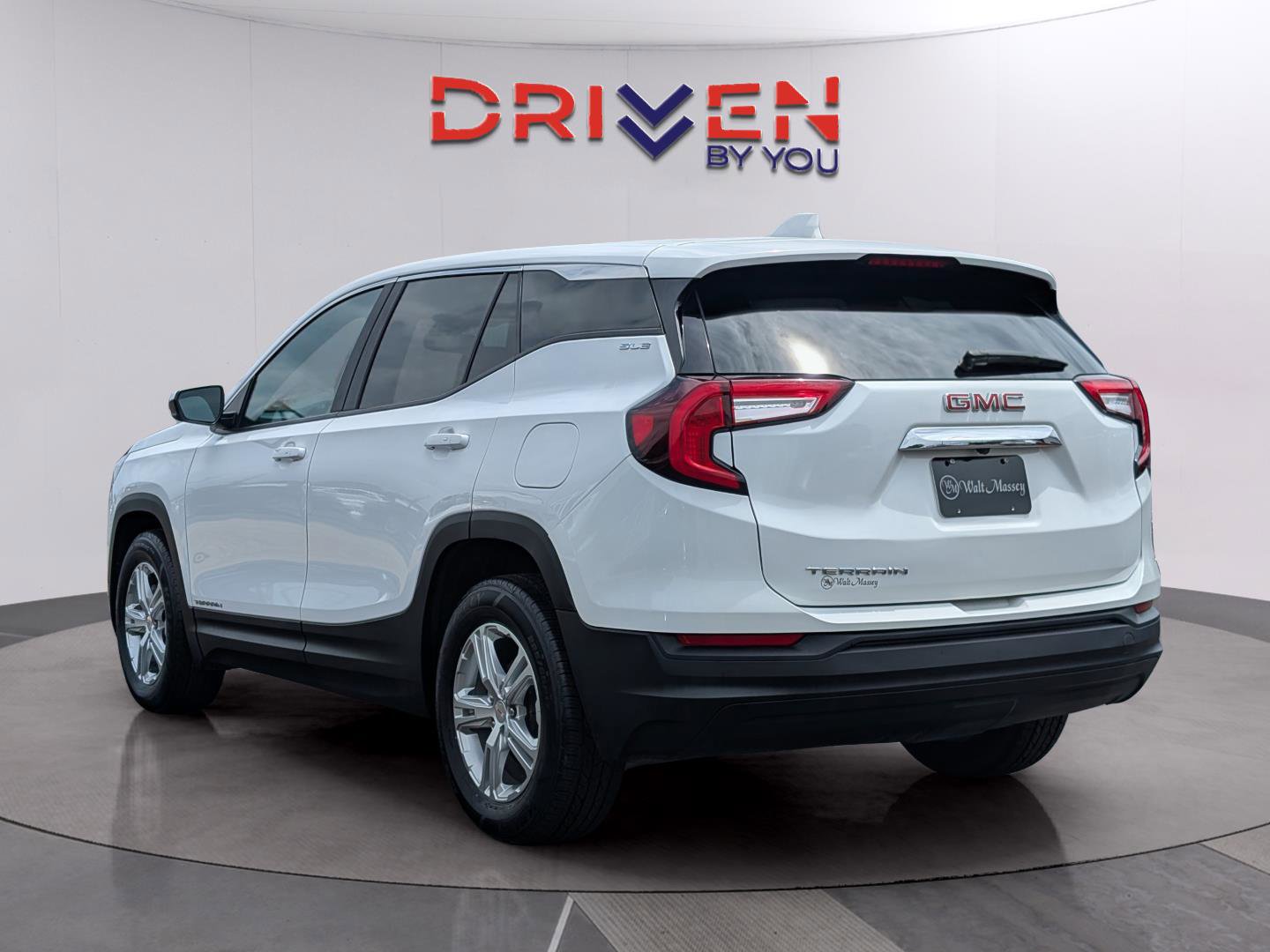 Used 2024 GMC Terrain SLE FWD image 3