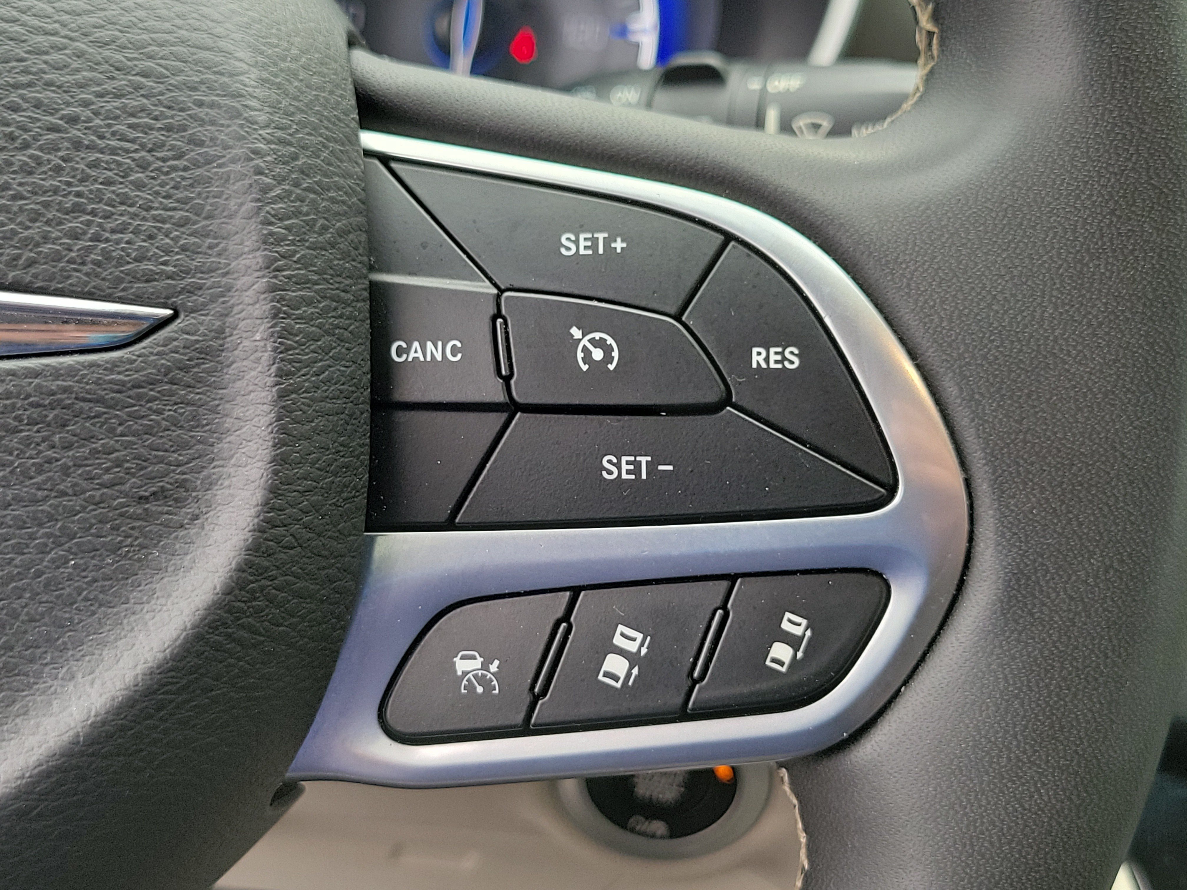 Used 2023 Chrysler Pacifica Touring-L FWD image 31