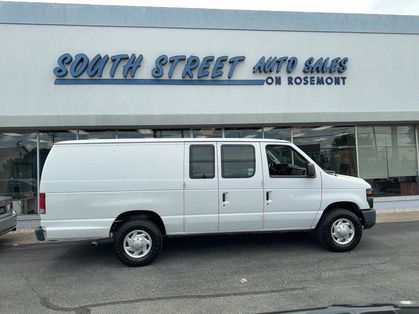 Used 2014 Ford E-350 and Econoline 350 Extended Super Duty w/ Power Group RWD image 1