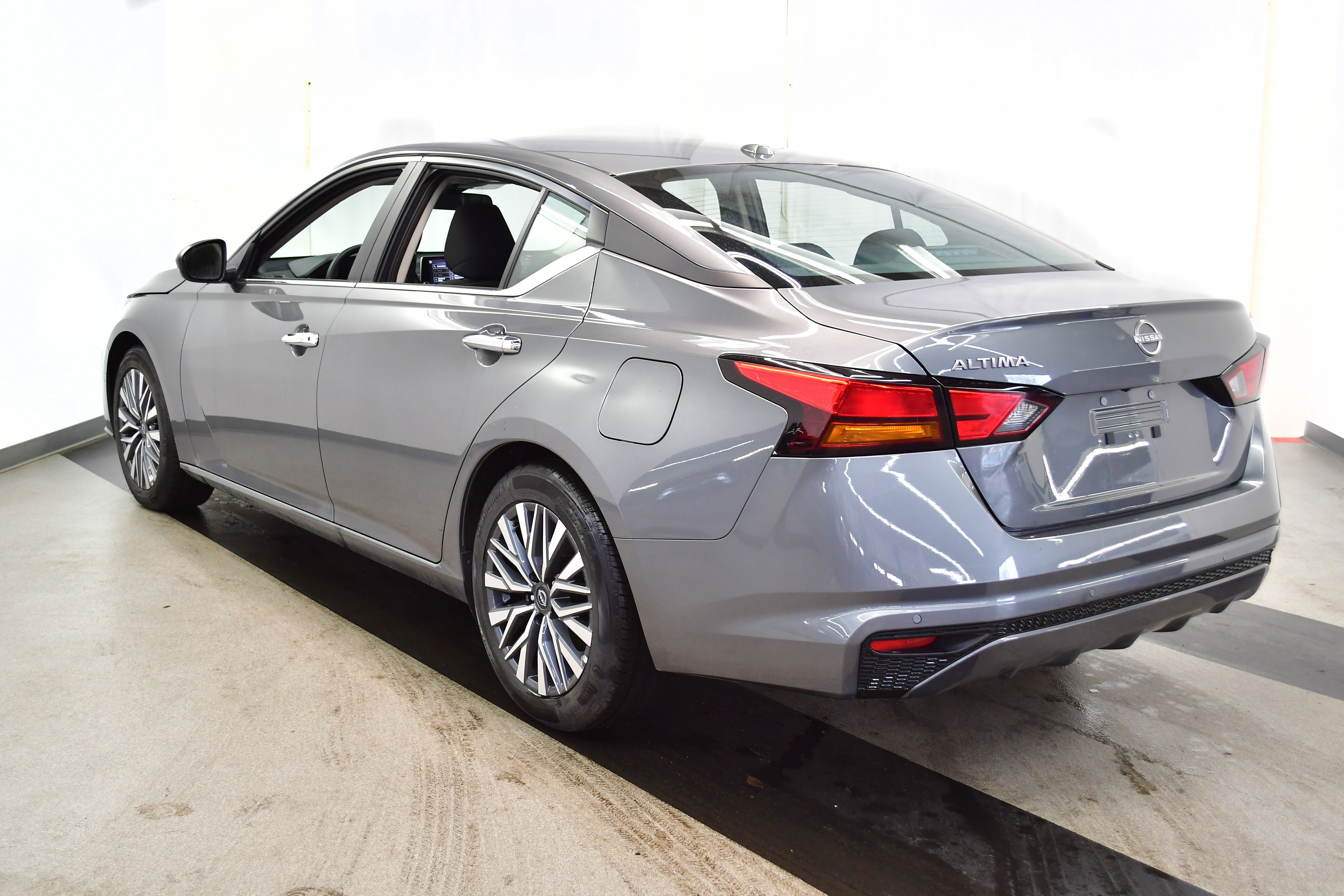 Used 2025 Nissan Altima 2.5 SV image 5