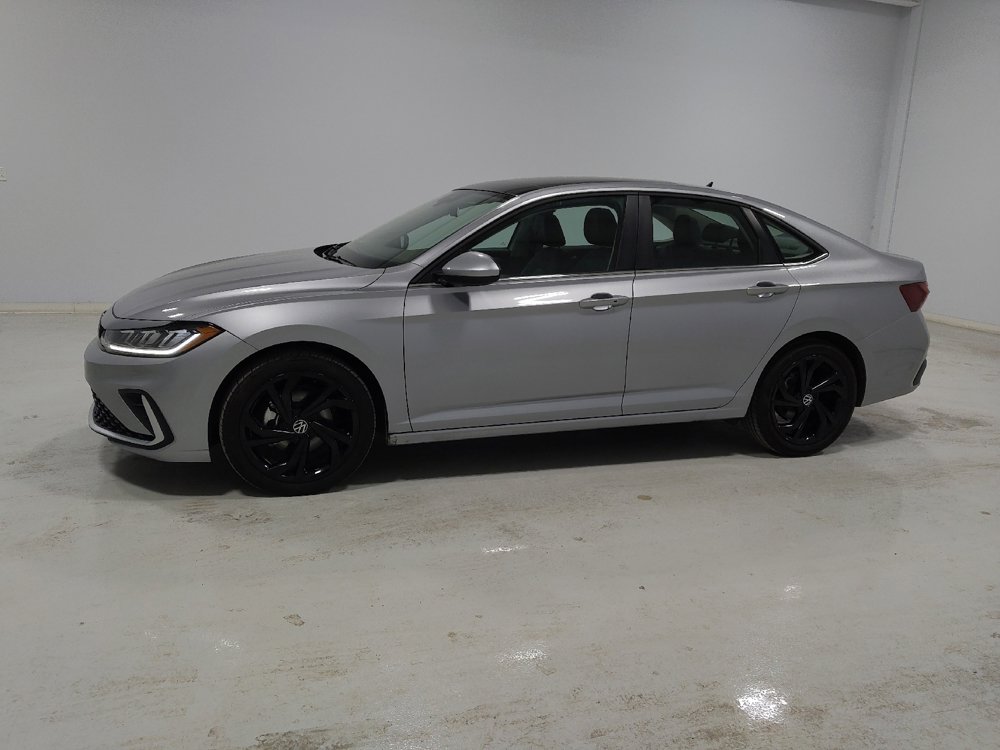 Used 2025 Volkswagen Jetta SE w/ Sunroof Package image 2