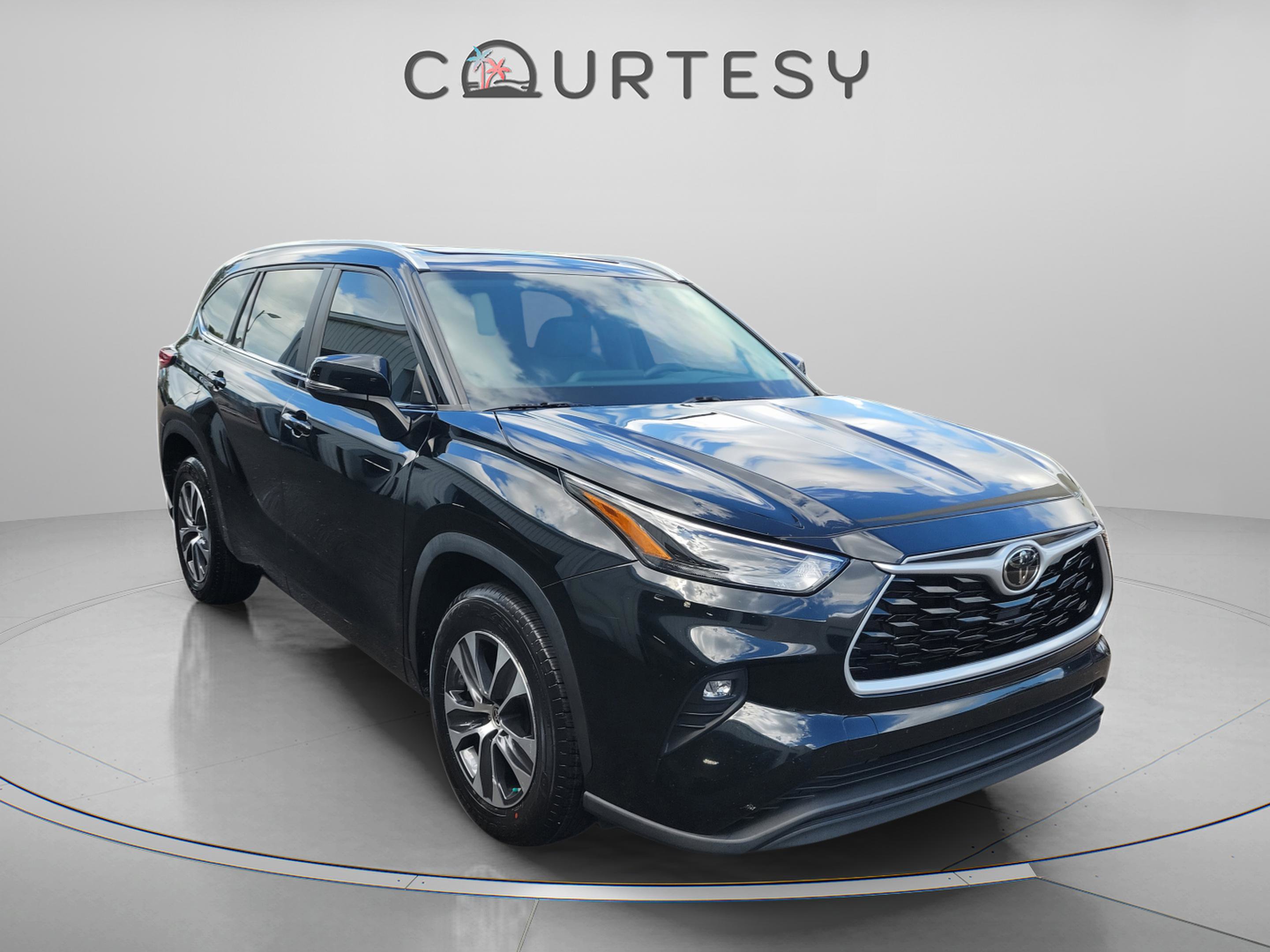 Used 2023 Toyota Highlander XLE image 4