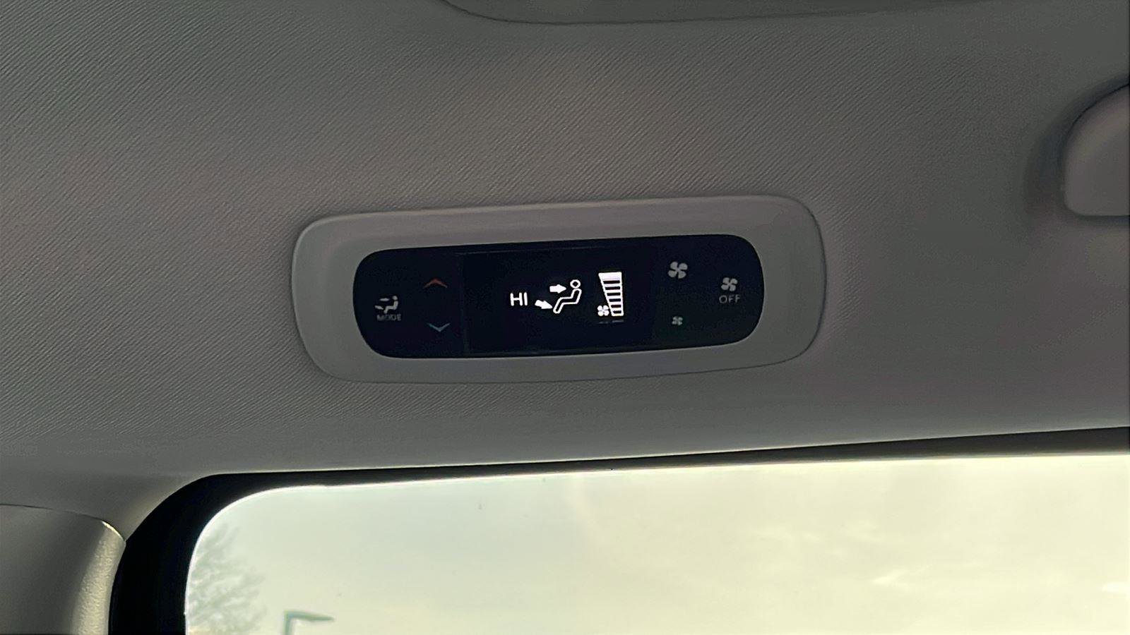 Used 2022 Chrysler Voyager LX image 18