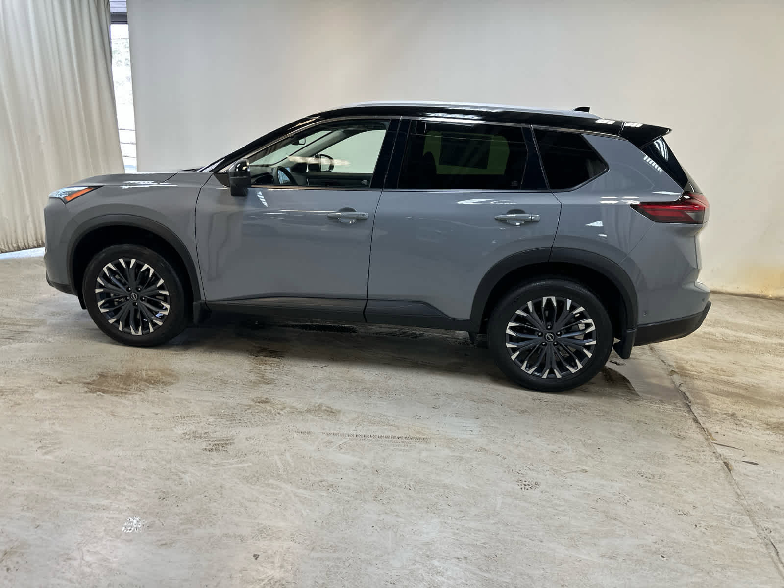 Certified 2025 Nissan Rogue SL w/ Tech Package image 9
