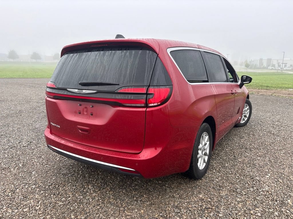 Used 2025 Chrysler Pacifica Select FWD image 10