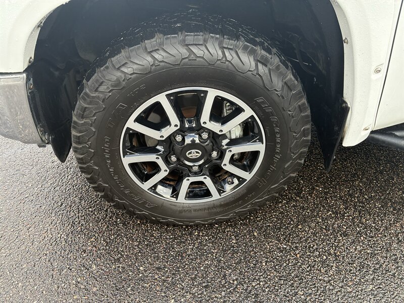 Used 2018 Toyota Tundra Limited w/ Limited Premium Package AWD/4WD image 10