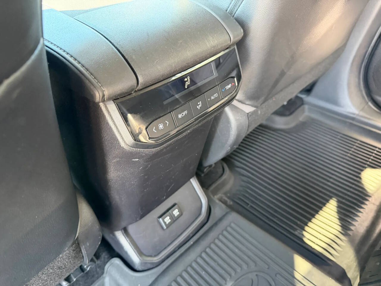Used 2020 Toyota Highlander XLE AWD/4WD image 22