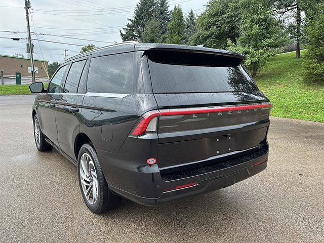 Used 2025 Lincoln Navigator Reserve AWD/4WD image 2