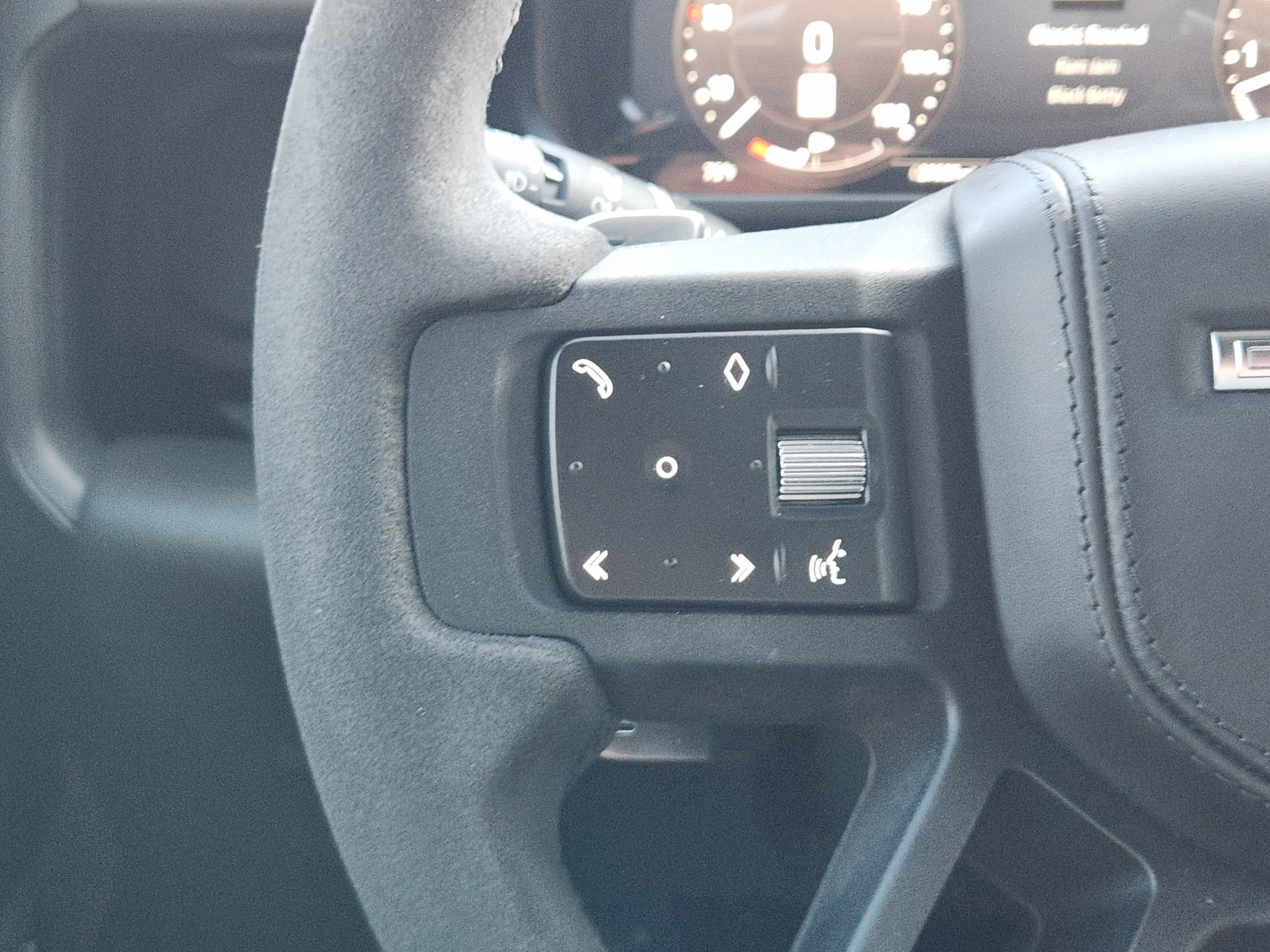 Certified 2023 Land Rover Defender 110 V8 AWD/4WD image 23
