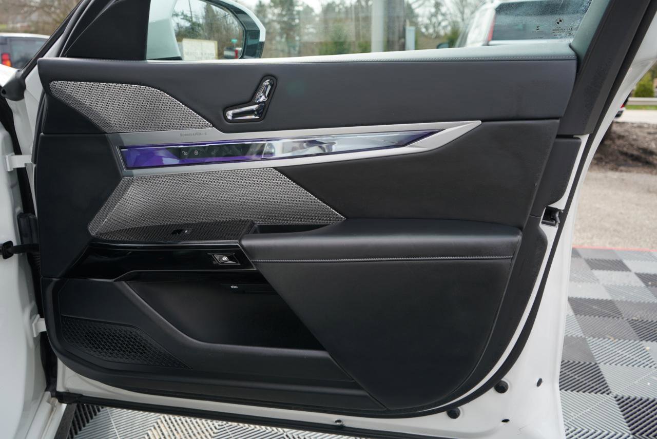 Used 2023 BMW 760i xDrive w/ Executive Package image 65