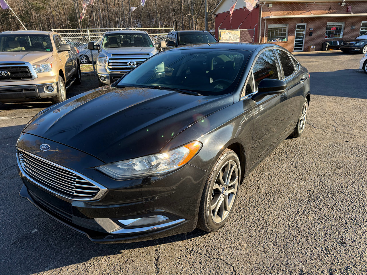 Used 2017 Ford Fusion SE w/ Equipment Group 201A image 3