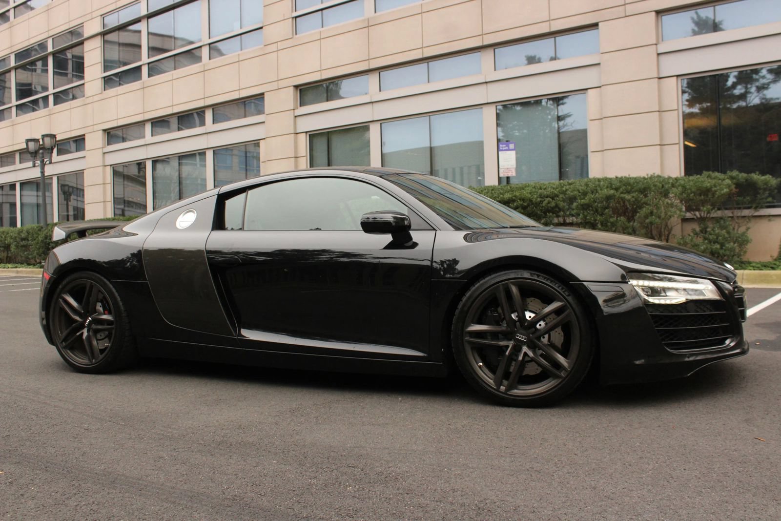 Used 2014 Audi R8 V8 w/ Enhanced Leather Package AWD/4WD image 2